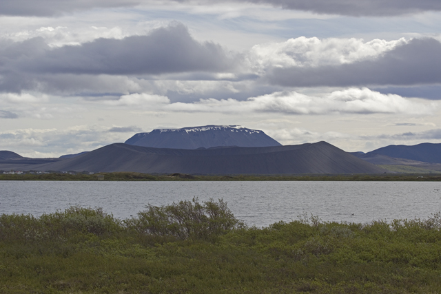 2011-07-02_11-39-49 island.jpg - Am Myvatn - Blick zum Krater Hverfjall